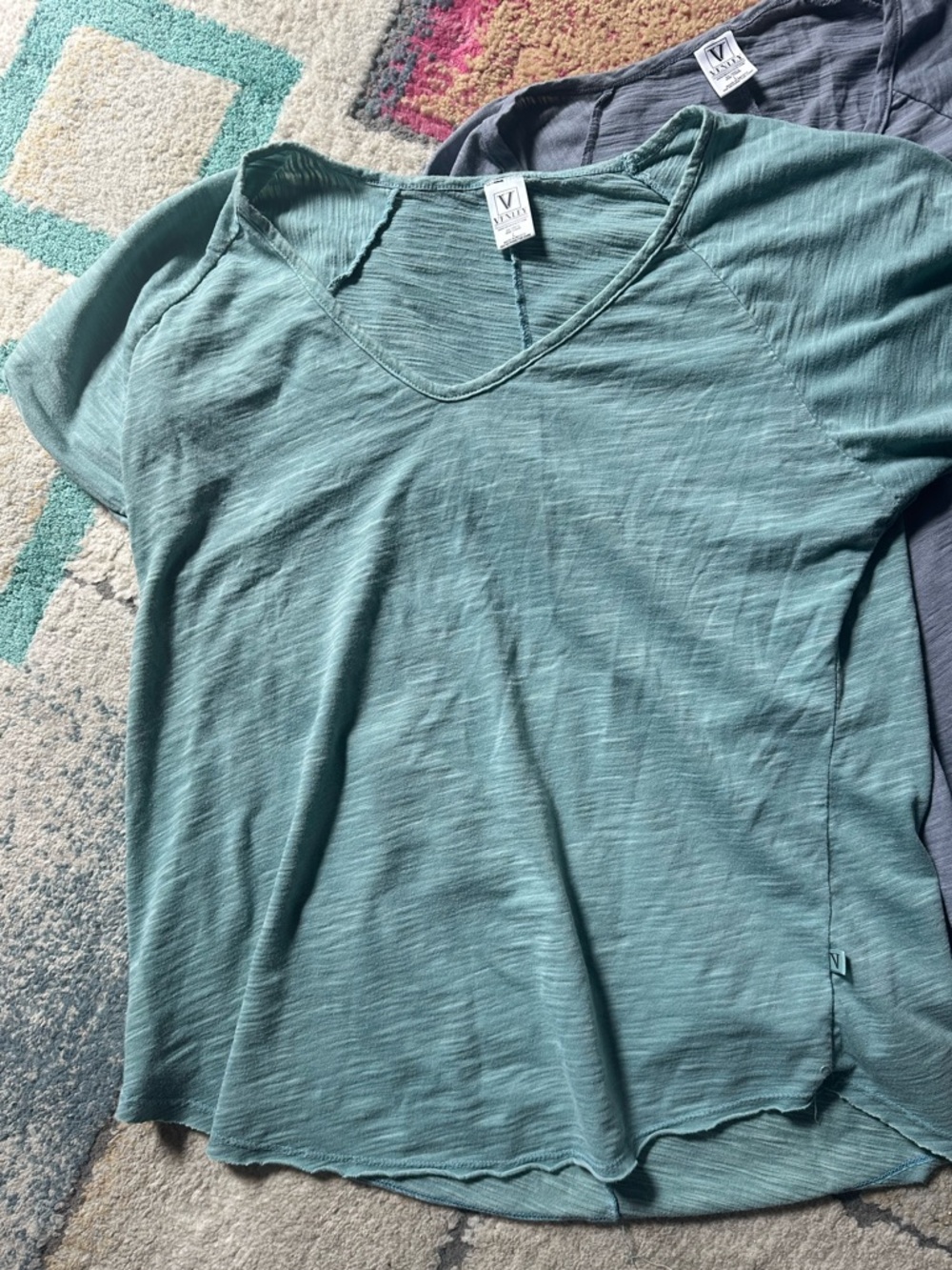 Venley large t shirts Seafoam green & black v neck - Picture 2 of 5